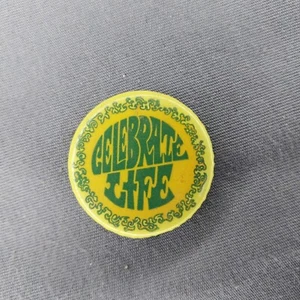 Celebrate Life años 70 retro 1 1/4" botón Pinback - Imagen 1 de 2