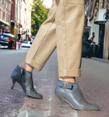 Botines SALVATORE FERRAGAMO de cuero antracita con detalle de lazo, talla 6,5 C Foto 1 de 4