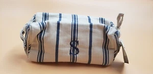 Bolsa de cosméticos a rayas Pottery Barn Courtney ""S"" beige/azul bolsa de maquillaje nueva con etiquetas - Imagen 1 de 10