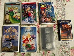 ✅ 7 Lot Disney VHS Toy Story Petes Dragon Willy Wonka Little Mermaid Lion King - Imagen 1 de 11