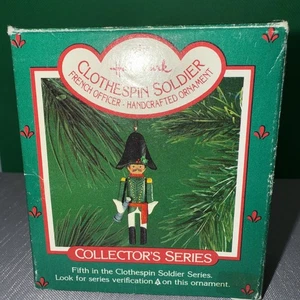 Hallmark Andenken Miniatur Ornament 1999 Wäscheklammer Soldat #5 französischer Offizier - Bild 1 von 4
