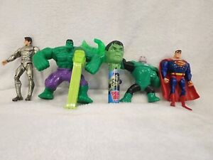 Hulk, grüne Laterne und Superman Actionfiguren mit Hulk Pezspender und Pop
