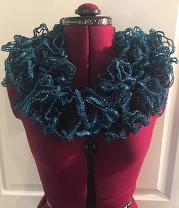 Handmade Knitted Ruffle Scarf - Bild 1 von 4