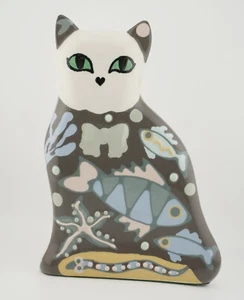 Lovely Ceramic Free Standing Cat Figure with Fish Design ~ Signed - Foto 1 di 6