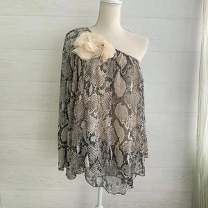 Nuevo con etiquetas River Island - Top de gasa gris beige con estampado de piel de serpiente de un hombro, Reino Unido 10 - Imagen 1 de 6
