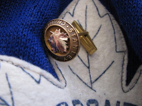 TORONTO MAPLE LEAFS "RARE" STANLEY CUP CHAMPIONS CUFFLINK 1960's 10KG / 1 ONLY Cover