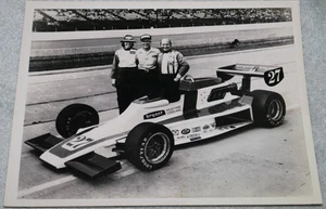 FOTO ANNI 70 JANET GUTHRIE 1° DONNA PILOTA INDIANAPOLIS 500 VOLLSTEDT DICK SIMON - Foto 1 di 3