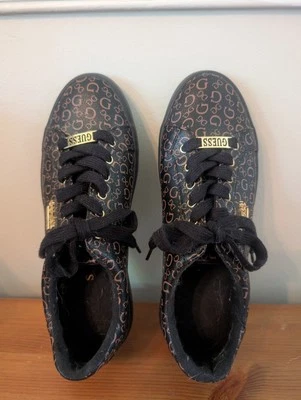 Zapatillas deportivas Guess para mujer negras con cordones y estampado de firma talla 8 1/2 medianas Foto 1 de 4