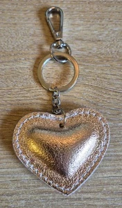 LLAVERO CORAZÓN OVE METAL ROSA CUERO BOLSO ENCANTO - Imagen 1 de 2