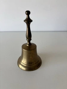 Campana de mano de latón vintage mostrador de escritorio escuela 6,25" hecho en India buen tono - Imagen 1 de 8