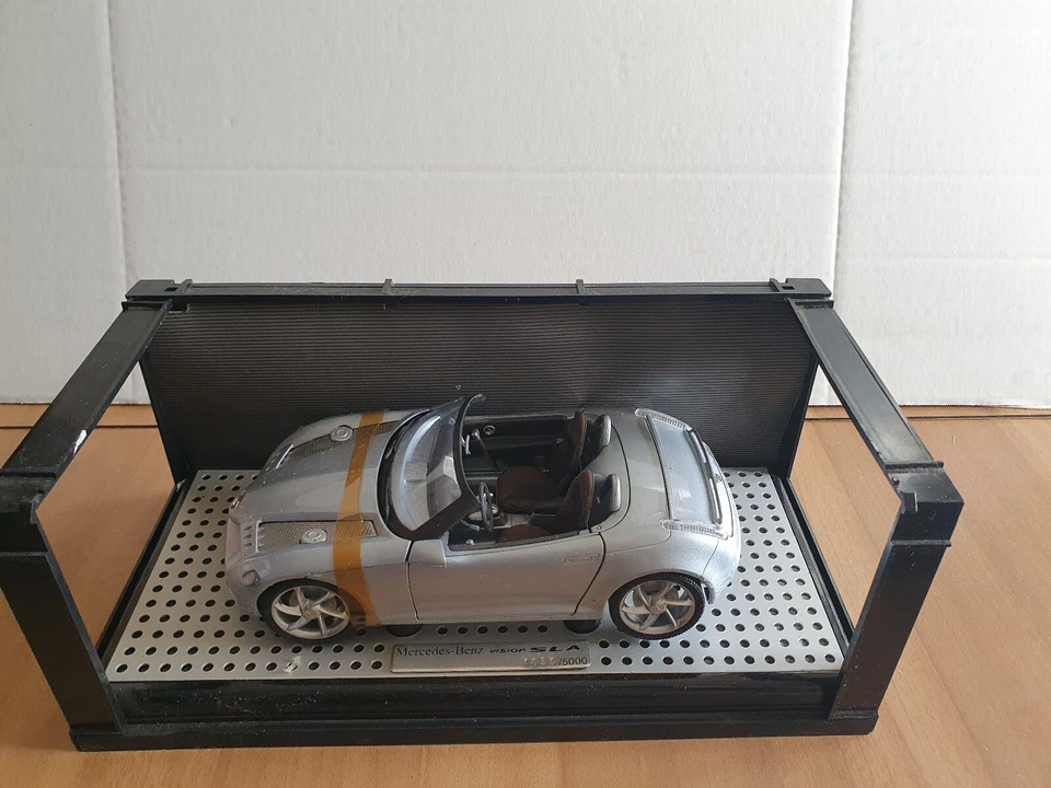 MODELLINO MERCEDES VISION SLA 1/18 ARGENTO NO SCATOLA - Immagine 1 di 4