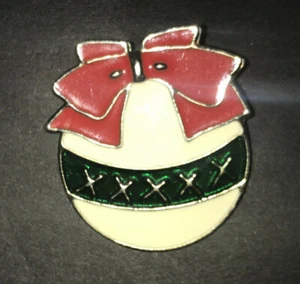 Vintage SCHÖNE WEIHNACHTSKUGEL BROSCHE Anstecknadel rotes Band weiß grün - Bild 1 von 2