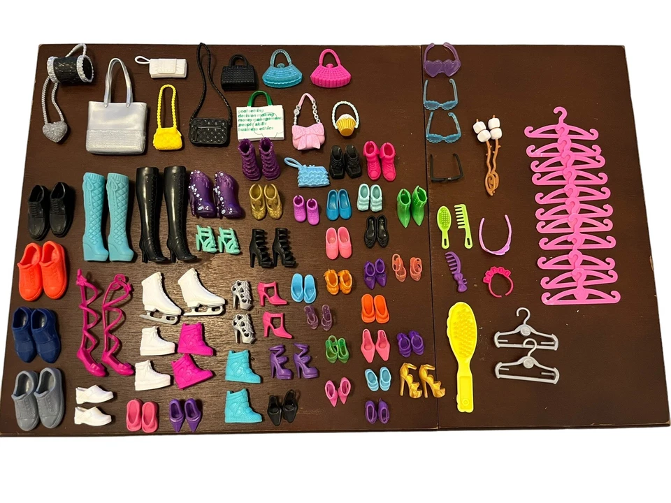 Lote Mattel de Roupas Barbie, Sapatos Barbie e Ken, Bolsas Cabides Pincel Tiaras Etc - Imagem 1 de 4