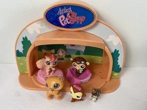 Littlest Pet Shop LPS Light Up Stage, 2007 con un par de figuras de McDonalds - Imagen 1 de 6