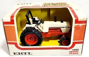 Nuevo tractor diecast Ertl escala 1/32 IH Case 1690 tractor cabina abierta blanco/naranja - Imagen 1 de 7