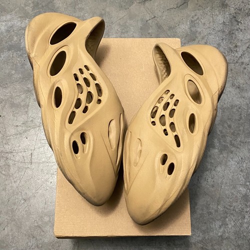 Taglia 11 Adidas Yeezy Foam Runner ocra uomo GW3354 super pulite! Spedizione veloce!