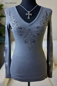 USA neu Vocal Damen KRISTALL VERZIERT GRAU FLIEDER GEKREUZTE FLÜGEL SHIRT S M L XL - Bild 1 von 5