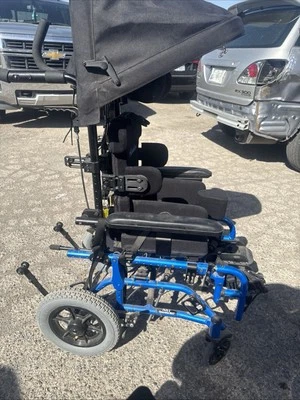 Silla de ruedas Freedom Designs NXT Generation Next Youth pediátrica inclinable en el espacio Foto 1 de 4