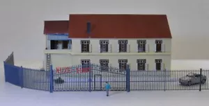 1:87 HO OO Scale 1 Meter Model Railway Building Fence Wall with Door Plastic New - Picture 1 of 3