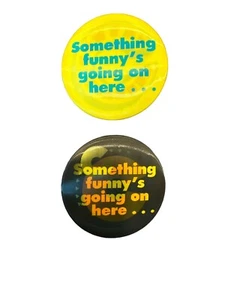 Vintage Comedy Central Channel Something Funny’s Going On Here Pin Buttons (2) - Bild 1 von 2