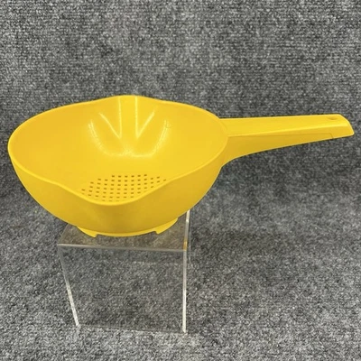 Tupperware  1 Quart Yellow Colander Strainer 2 Pour Spouts #1200 Pasta - Image 1 of 4