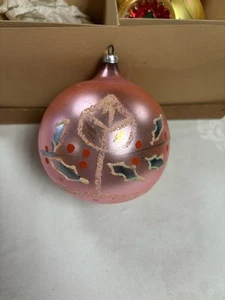 Makelloses Rosa mit Stechpalme Jumbo Kugel Weihnachtsschmuck Polen - Bild 1 von 5
