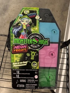 Monster High Skulltimate Secrets 3 Puppe Neon Frights GHOULIA  - Bild 1 von 1
