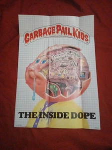 PÓSTER VINTAGE TOPPS GARBAGE PAIL KIDS 1986 #4 GPK THE INSIDE DOPE 12" X 17" - Imagen 1 de 4