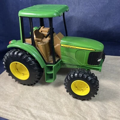 ERTL John Deere Green Tractor 126 6 WY00 Farm Equipment - Image 1 of 4