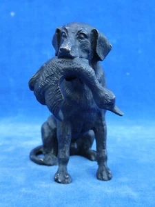 NICE NICE TOP! BRONZE FIGURE - LABRADOR DOG? & CANARD Dog & duck - Picture 1 of 7