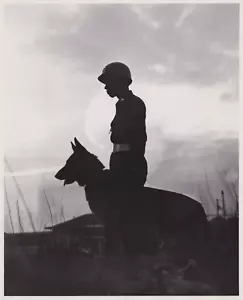 Foto de prensa 1956 soldado de infantería del ejército japonés y centinela guardia de pie, campamento Kobe - Imagen 1 de 2