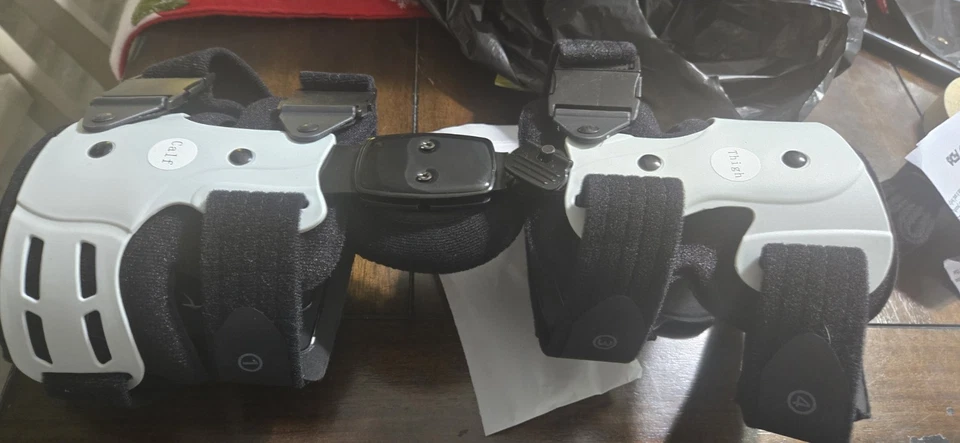 Joelheira Orthomen OA descarregadora (média/interior - direita) suporte para artrite - Imagem 1 de 2