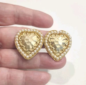 Vintage Matte Gold Tone Pearl Heart Clip Earrings, 1", C18 - Picture 1 of 3