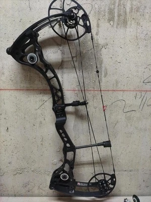 Bowtech CP28  70LBs Compound bow  - Image 1 of 4