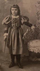 VICTORIAN Chair CABINET CARD GIRL Ringlets Maple Photo Studio Paul Pohlson - Picture 1 of 14