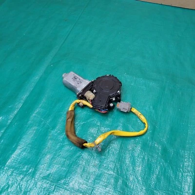 2003-2004 Infiniti G35 Window Left Rear Door Window Motor OEM 82731-AL510 - Image 1 of 4