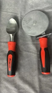 Herramientas a Presión Instinct Handle Inspirado Cortador de Pizza y Cuchara de Helado - Caja Abierta - Imagen 1 de 6