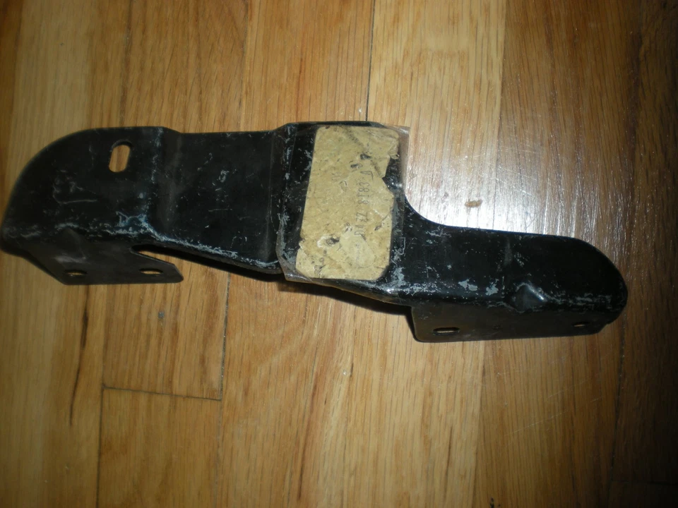 НОВЫЙ ИЗ СТАРЫХ ЗАПАСОВ 1974 FORD MUSTANG II РЕШЕТКА РАДИАТОРА ПОДДЕРЖКА LH - Изображение 1 из 2