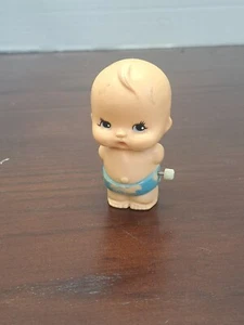 ToMy Brand 1977 bebé cuerda con pañal azul muñeca - Imagen 1 de 7