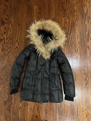 Chaqueta acolchada de plumón negra Rudsak para niñas talla 11/12 con capucha de piel Foto 1 de 4