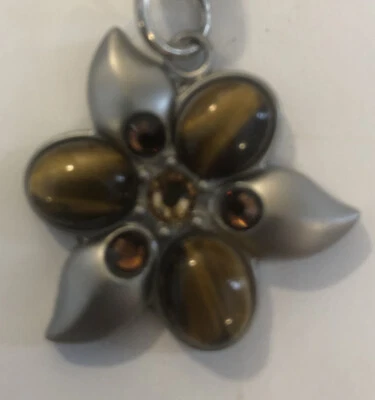 METAL NÍQUEL CEPILLADO PLATEADO Flor Marrón/Amarillo Gemas ENCANTO Llavero Recuerdo Foto 1 de 2
