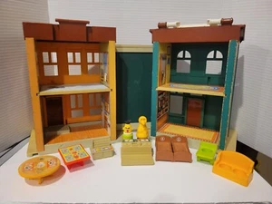 Fisher Price Little People Play Family Sesame Street House #938 1974 de colección - Imagen 1 de 10