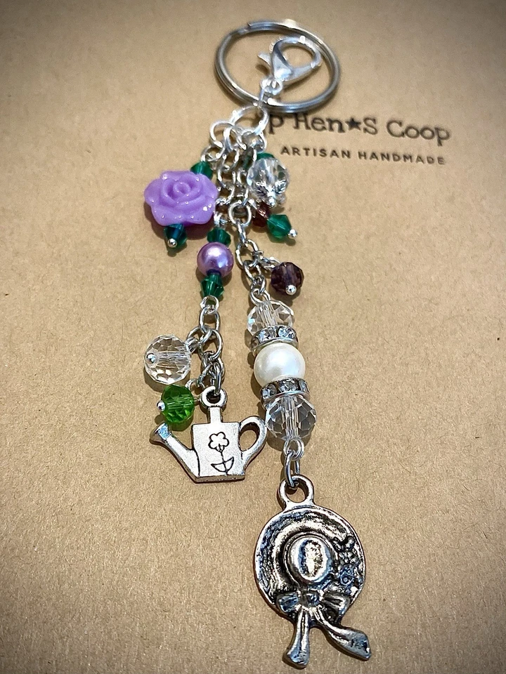 Jardín Rosa Púrpura con Sombrero y Lata de Agua Bolso Dije Llavero Hecho a Mano EE. UU. 2019 Foto 1 de 3