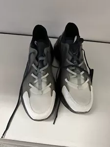 Size 6M 7.5W GUESS Women's White to Black Gradient Grey 8 Medium Sneakers - Picture 1 of 3