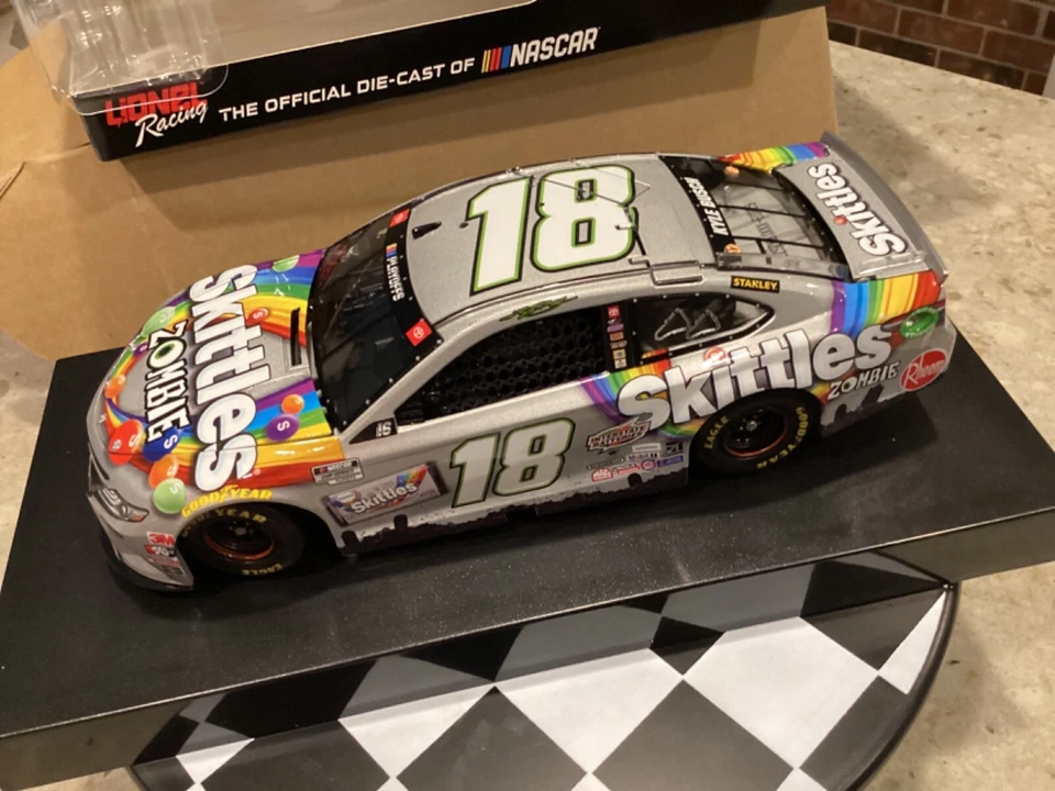 Kyle Busch #18 Skittles Zombie 1:24 2020 Camry Elite - Envío gratuito Foto 1 de 4