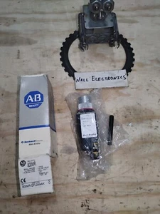 Allen Bradley 800MR-QFL24S Pushbutton - Amber - New Old stock - Picture 1 of 3