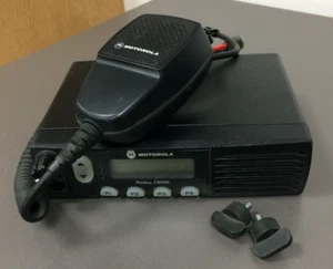 Motorola Radius CM300 Radio 32ch 40W VHF, modello # AAM50KQF9AA1AN, con microfono - Foto 1 di 10