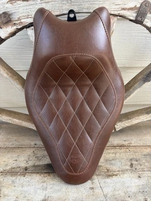 Assento de motocicleta Mustang artesanal marrom solo padrão diamante #76766 novo na caixa - Imagem 1 de 4