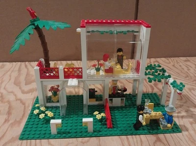 LEGO set 10037 Breezeway Cafe, USED - Image 1 of 4