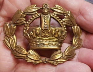 British Army Officers Crown and Laurel wreath Badge Pin Read - Picture 1 of 2